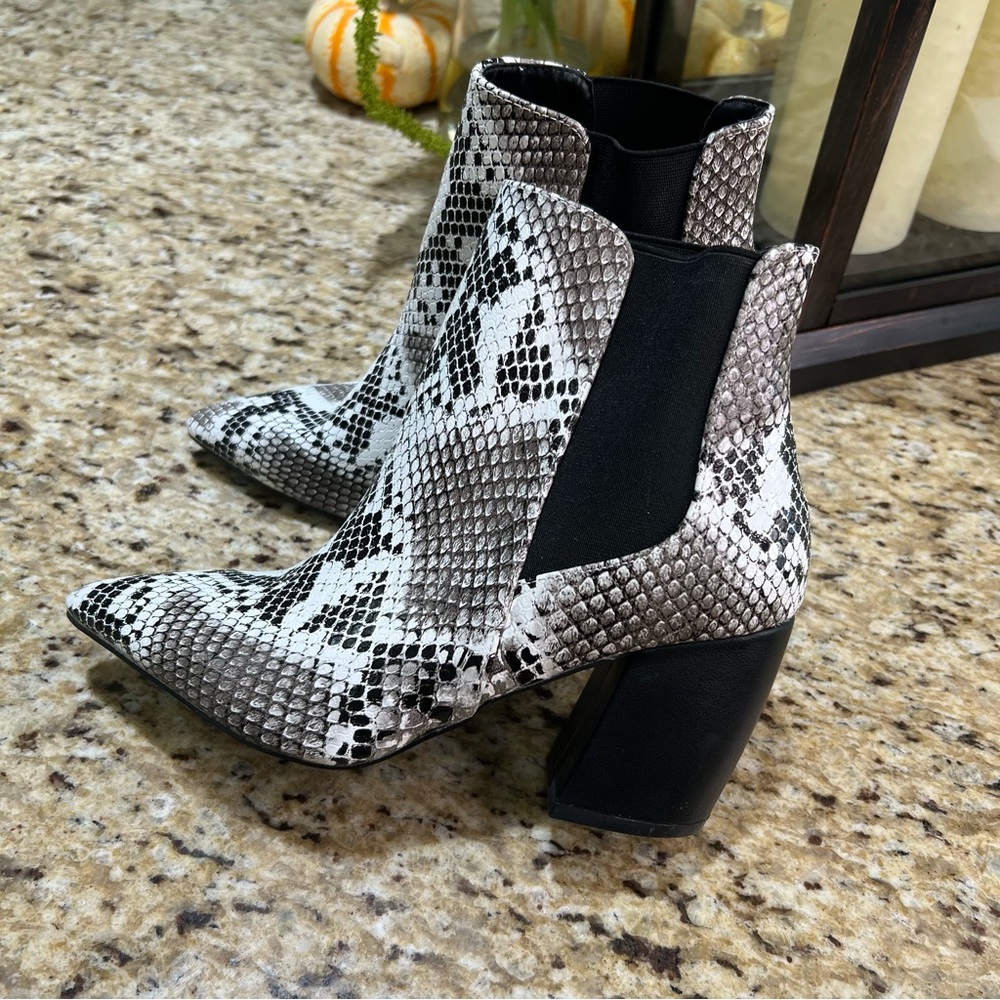 Lulu’s Snake Print Textured Pointed Toe Block Fau… - image 2